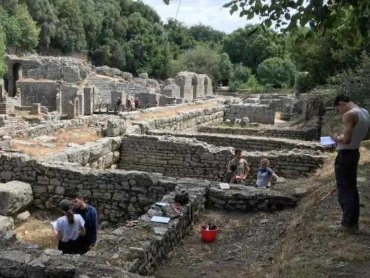 Da una laguna in Albania riaffiorano i resti di un ponte romano