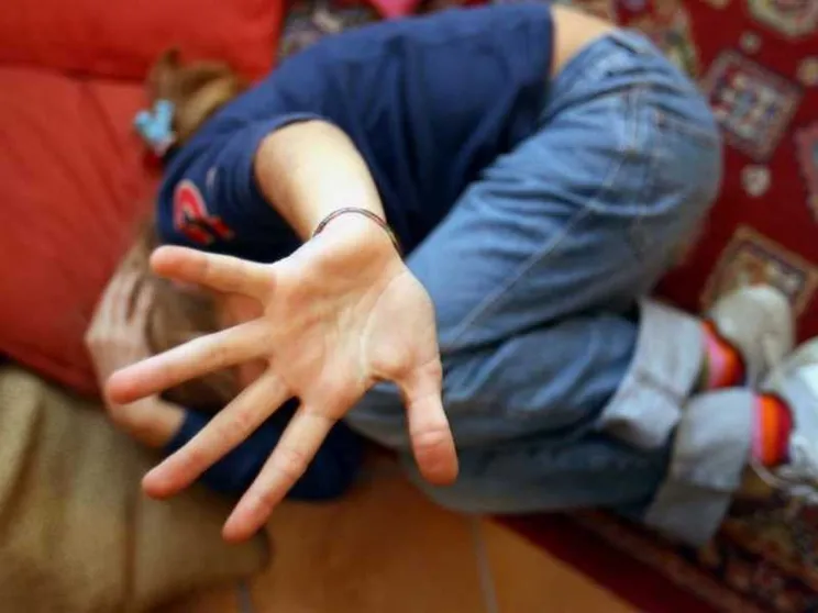 Violenze in crescita, soprattutto in casa. L'allarme di Telefono Azzurro