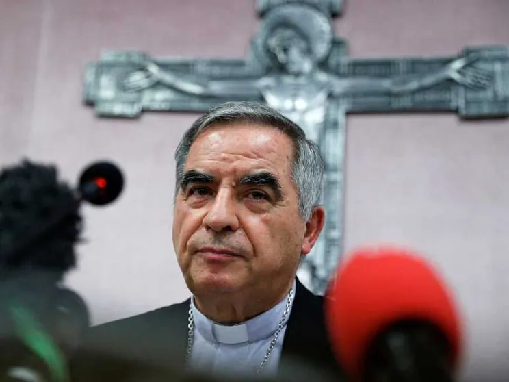 I legali del cardinale Becciu: «Assolvete un innocente»