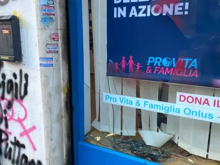 Una molotov nella sede di “Pro Vita & Famiglia”. La condanna di Meloni