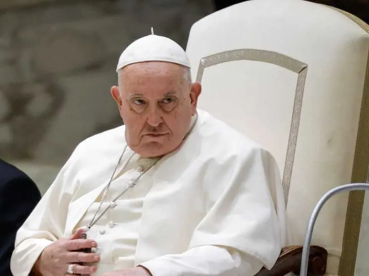 Il bollettino: stazionarie le condizioni di papa Francesco