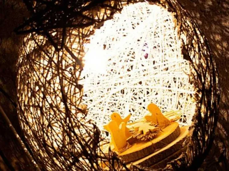 La luce del Natale nel borgo dei cinquecento presepi