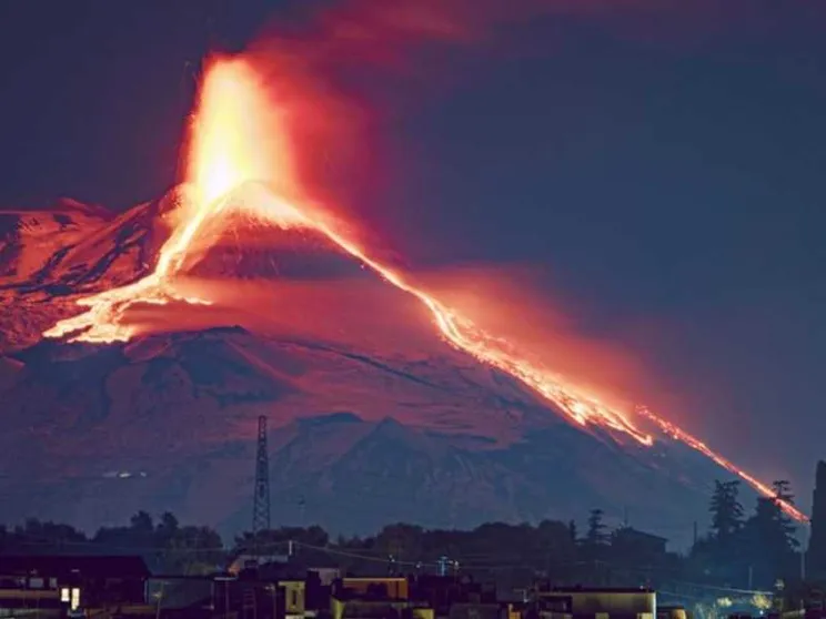 L'Etna dà spettacolo, tutta la Sicilia con il naso (e i telefonini) all'insù