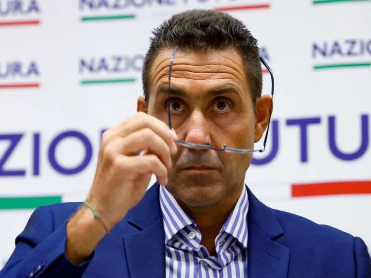 Dopo la nomina arriva l'inchiesta dell'esercito. Lui si mette in licenza
