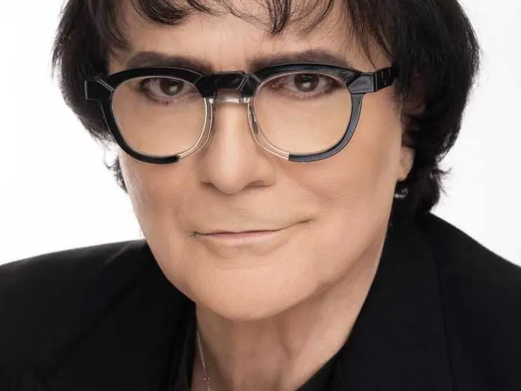 Renato Zero: «Un Natale di impegno e contro la violenza»