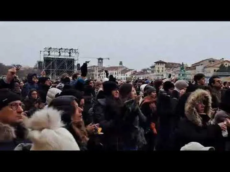 Il momento commovente delle chiavi: perché la folla le ha agitate
