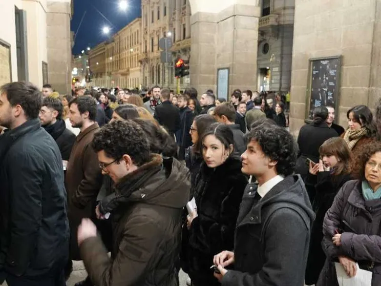 Le notti in coda, la passione dei loggionisti e la prima