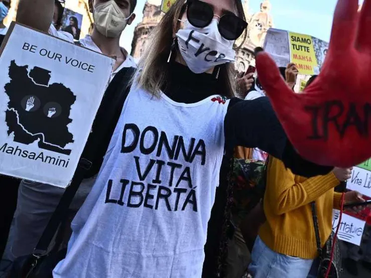 «In Iran stupri e torture dopo le proteste contro il velo»