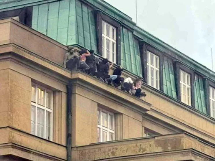 Spara dal tetto dell'Università di Praga, 15 morti e 24 feriti