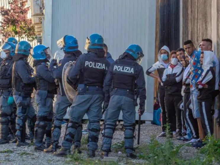 Fughe, rivolte e suicidi: il limbo dei migranti è a Gradisca