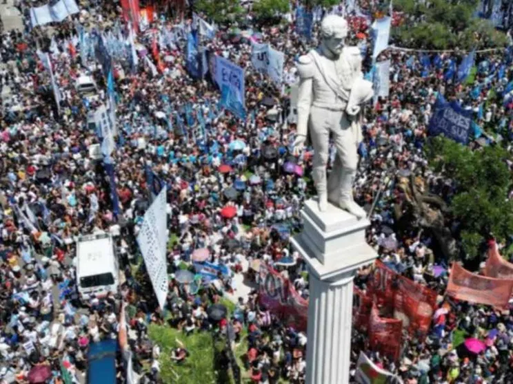 Privatizzazioni, rincari e licenziamenti. Così Milei svende l'Argentina