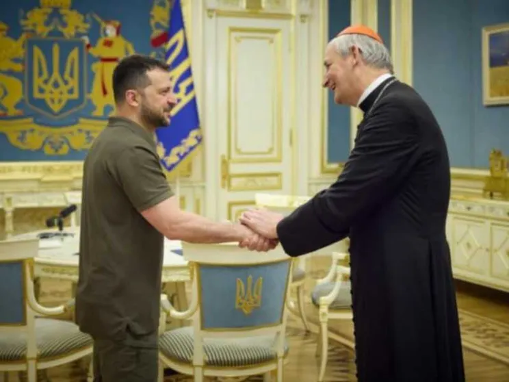 L'intervista a Zuppi: i ricordi d'infanzia, la Chiesa e «tutto per la pace»