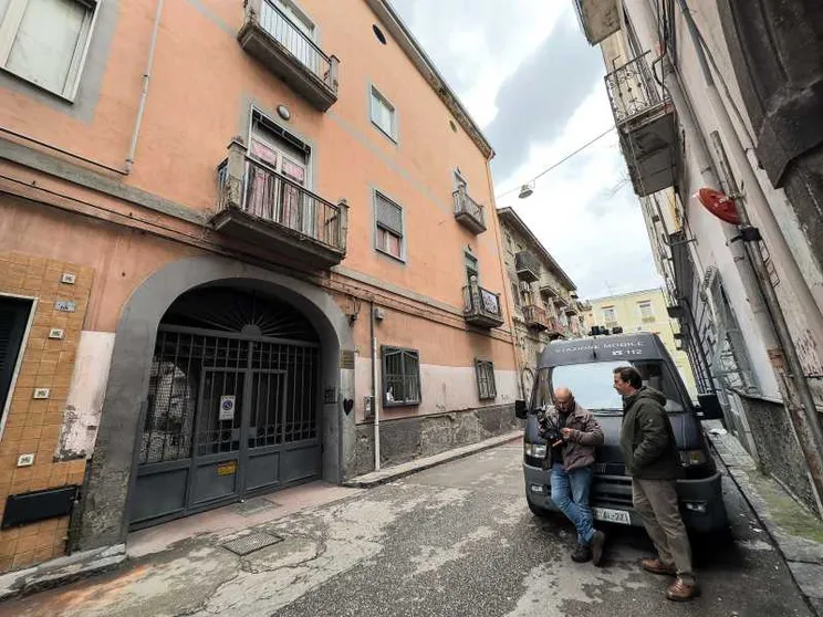 Uccisa ad Afragola, fermato un nipote. Il caso delle armi a Napoli
