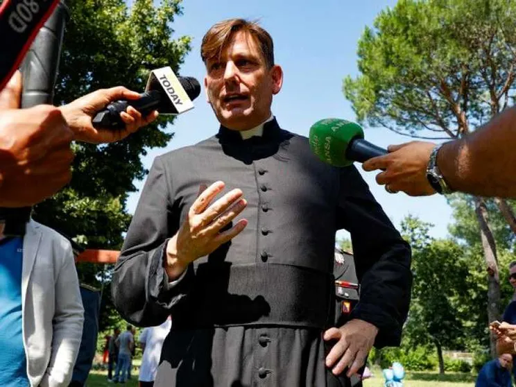 Rogo di cassonetti contro don Coluccia. Il prete: prego per loro
