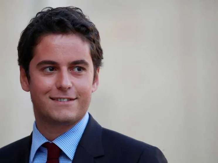 Macron ha scelto: è il giovanissimo Attal il nuovo premier. Ecco chi è