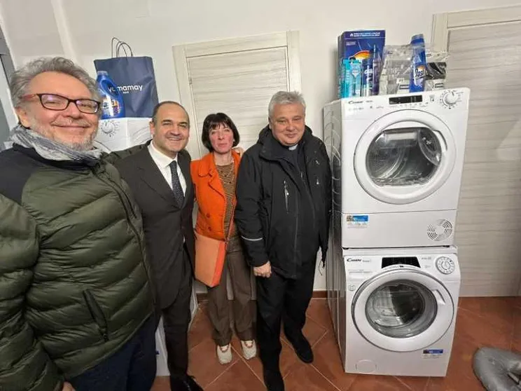 A Napoli la “lavanderia del Papa”. Krajewski: «Il volto della misericordia»