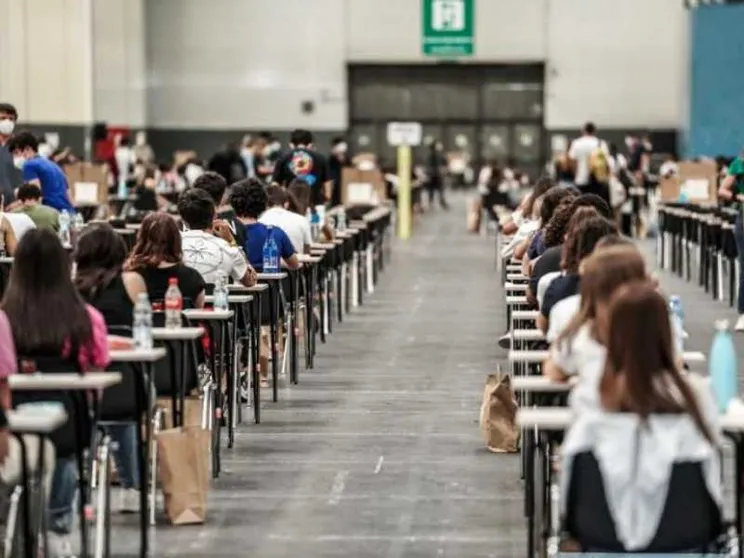 Firmato (e già scaduto) il contratto per la scuola: 124 euro in più ai docenti