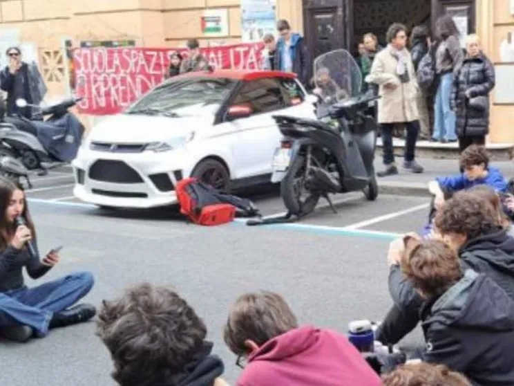 Liceo Tasso occupato, dopo le sanzioni proteste e prove di dialogo