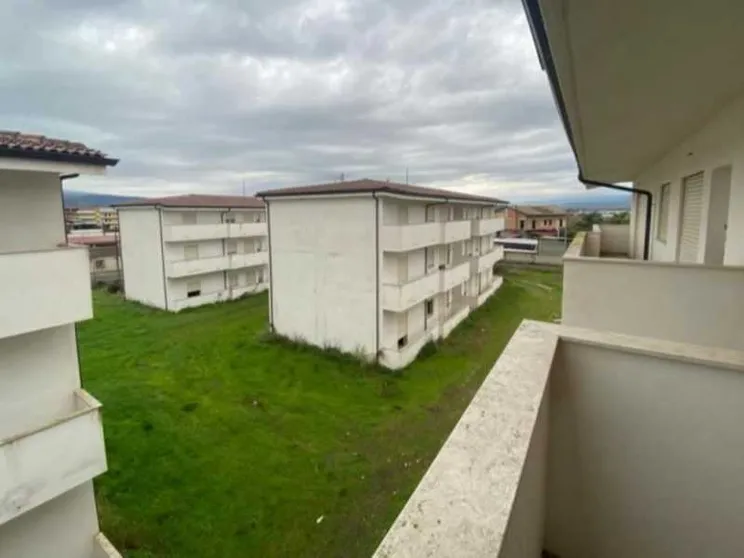 La beffa del villaggio milionario inutilizzato. E i braccianti nelle baracche