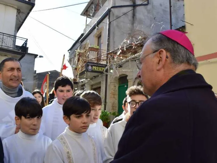 Il vescovo nella chiesa del prete aggredito: «Un segno semplice e forte»