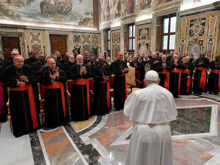 Il Papa chiarisce: «Sono alle persone, non alle unioni»