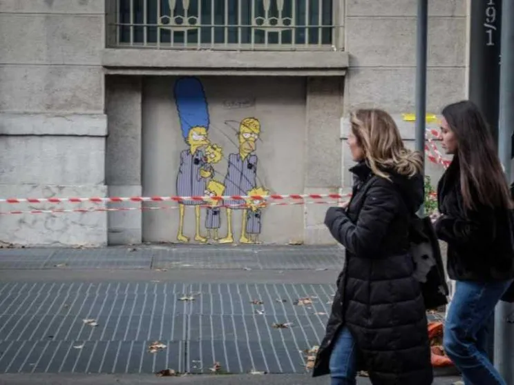 Insulti e cortei, il rinvio del governo non frena le piazze