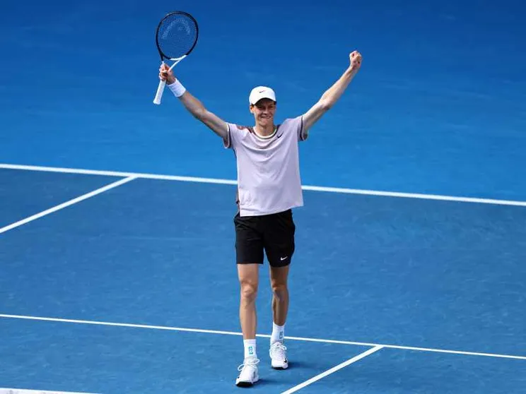 Sinner, storica vittoria su Djokovic. Prima finale di uno Slam