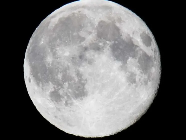 La Luna si sta restringendo