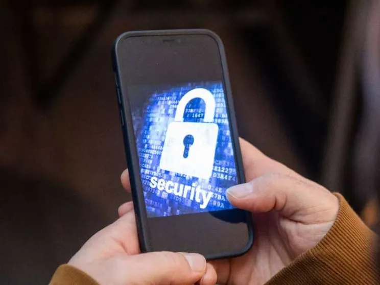 Sempre più piccoli sui social, in aumento le dipendenze da internet
