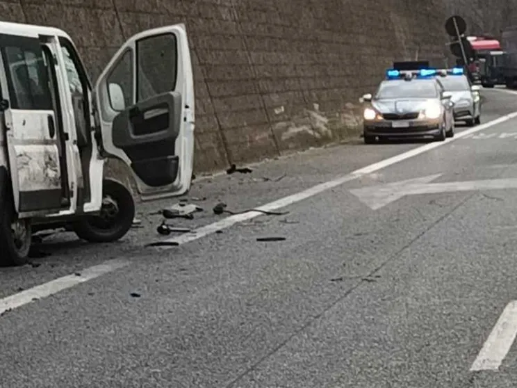Incidente in A12, operai travolti: un morto