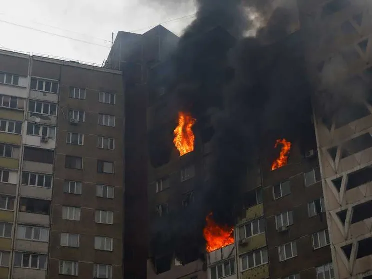 Pioggia di missili russi sull'Ucraina, uno anche sulla Polonia: tre civili morti