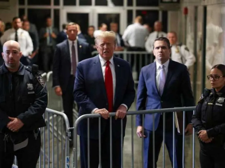 Trump, niente affari a New York per 3 anni. E lui attacca: «Farsa totale»