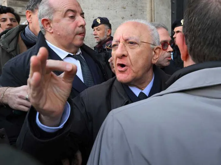 No, la politica degli insulti no