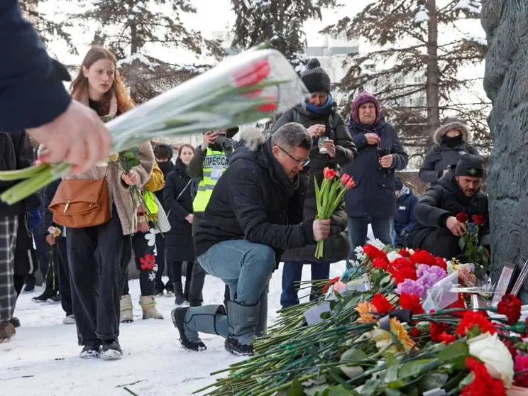 Putin arresta il ricordo di Navalny: oltre 400 fermi. E il corpo non si trova