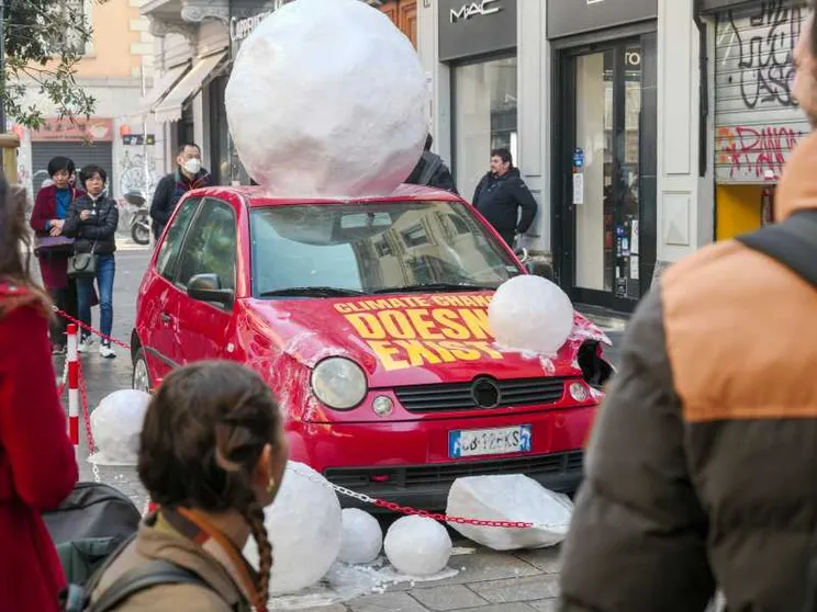 L'installazione choc a Milano: «La grandine ci ucciderà»