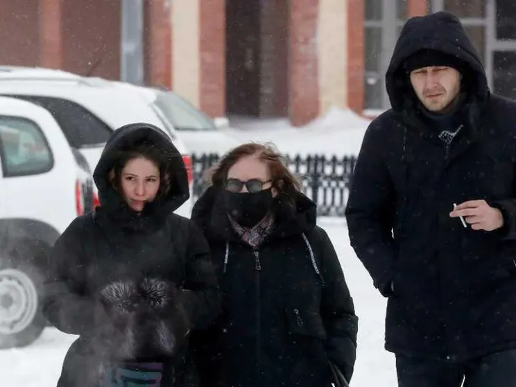 La madre di Navalny: «Ridatemi il suo corpo». Ricercato anche il fratello