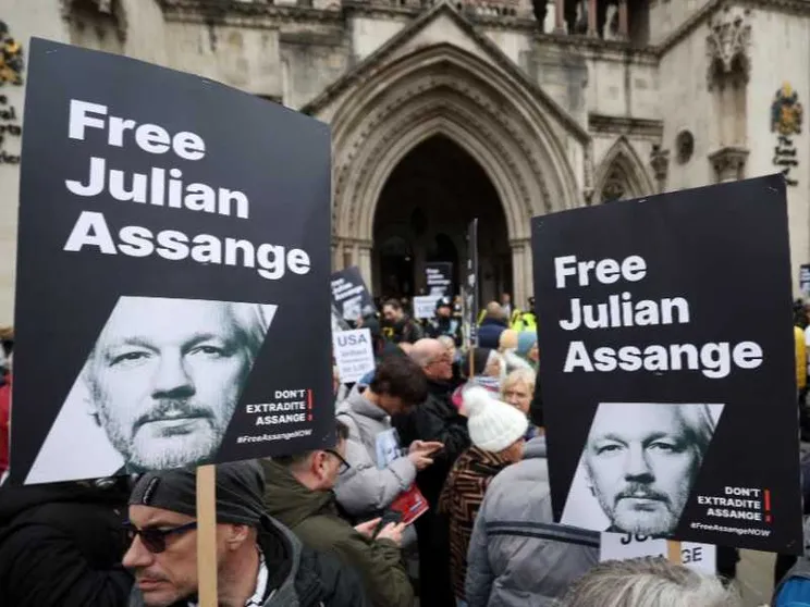 La moglie: «In America Assange rischierebbe come Navalny»
