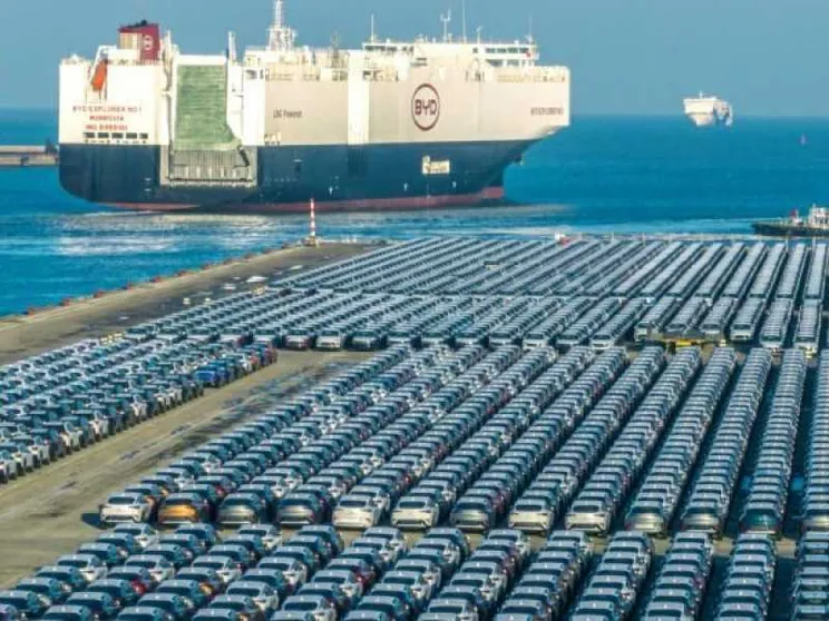Arriva la prima supernave carica di auto elettriche cinesi