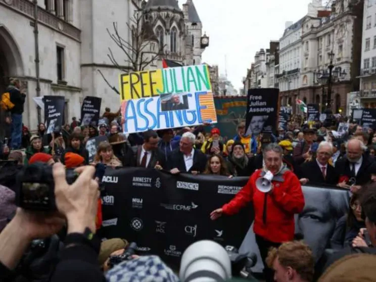 Finita l’ultima udienza di Julian Assange, i giudici prendono tempo