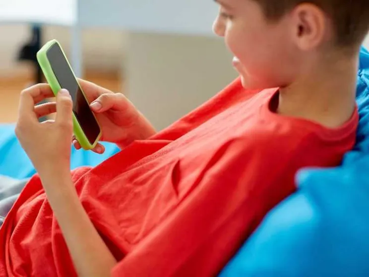 Il ministro: «Niente smartphone in classe fino alle medie»