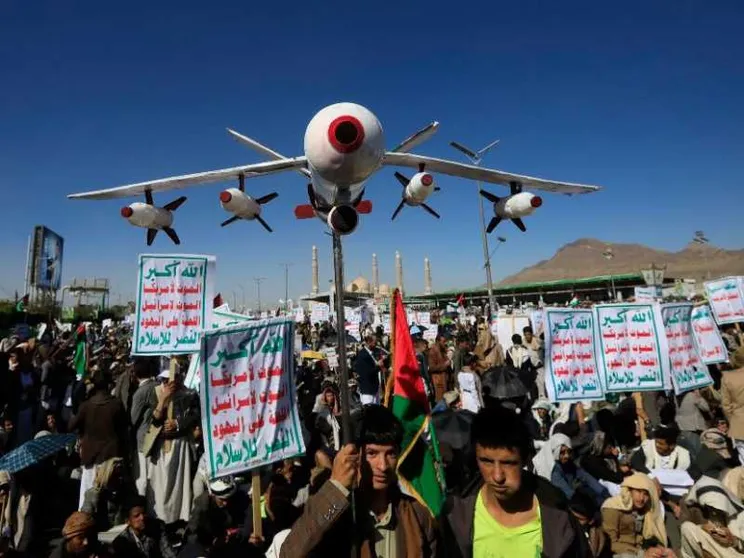 Gli Houthi colpiscono un cargo, marea nera di 30 chilometri