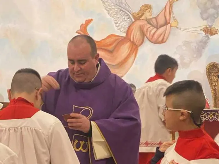 Nuova intimidazione contro un sacerdote: candeggina nel vino della Messa