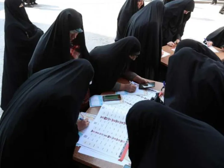 Iran, l'ayatollah Khamenei chiama al voto. Forte il fronte del no