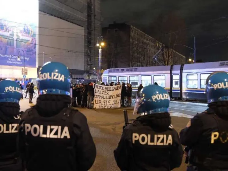 Cortei e manganelli: è ora di scrivere i numeri identificativi sui caschi