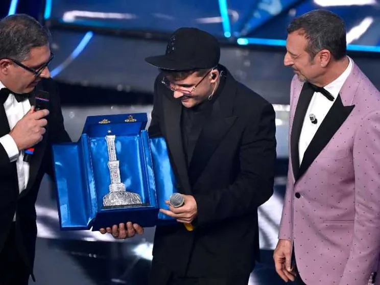 Geolier porta il premio di Sanremo sulla tomba dell'amico scomparso
