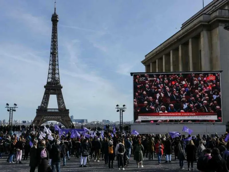 L'aborto in Costituzione: Parigi spegne il lume della sua fiaccola di civiltà