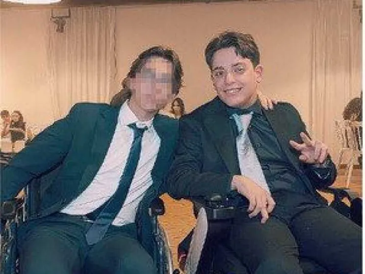 Al compleanno in sedia a rotelle: il regalo degli amici a Simone