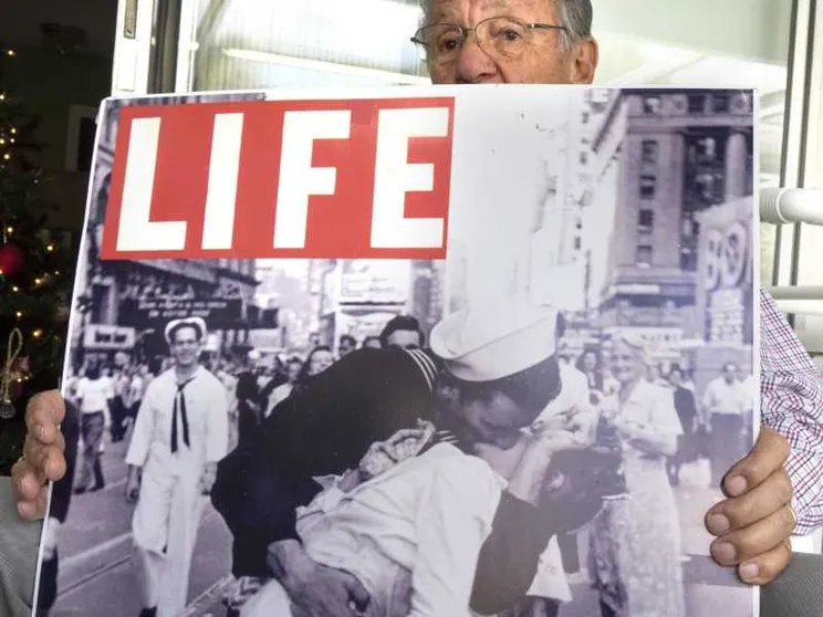 Censura per il bacio a Times Square, anzi no. La storia vera della foto