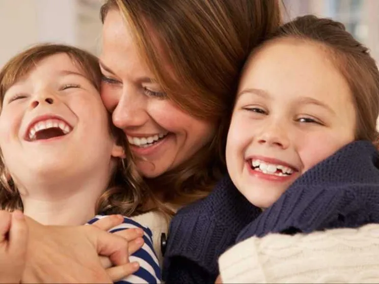 Le carezze emotive che aiutano i figli a crescere