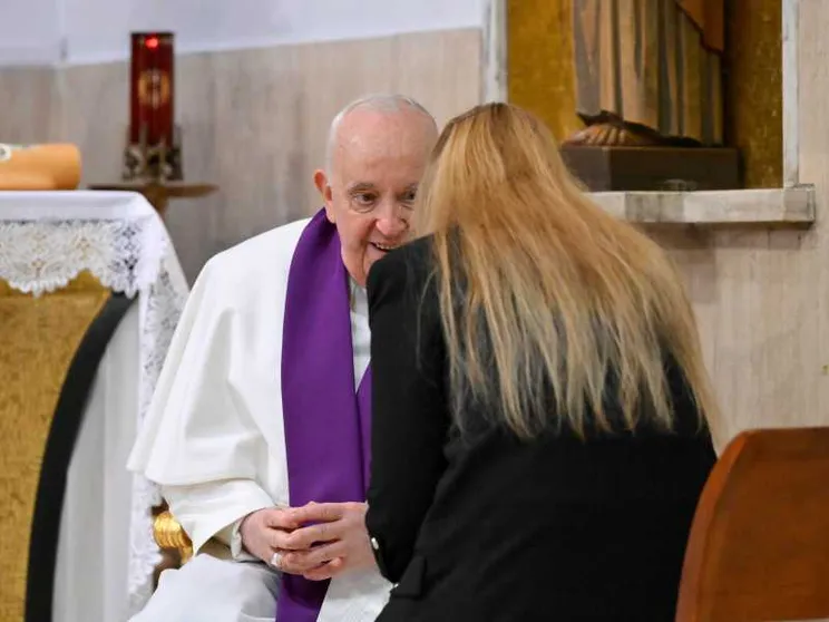 Il Papa confessa 9 fedeli. «Rimettiamo il perdono al centro della Chiesa»
